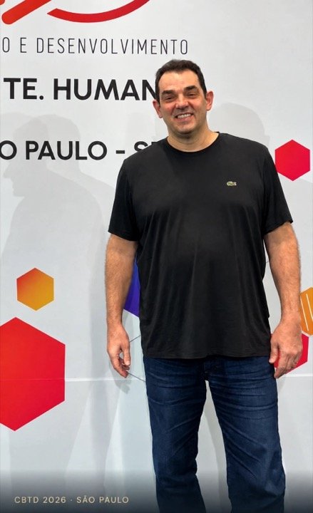 Victor Mirshawka Jr. diante do painel do CBTD 2026, o 41º Congresso Brasileiro de Treinamento e Desenvolvimento, em São Paulo