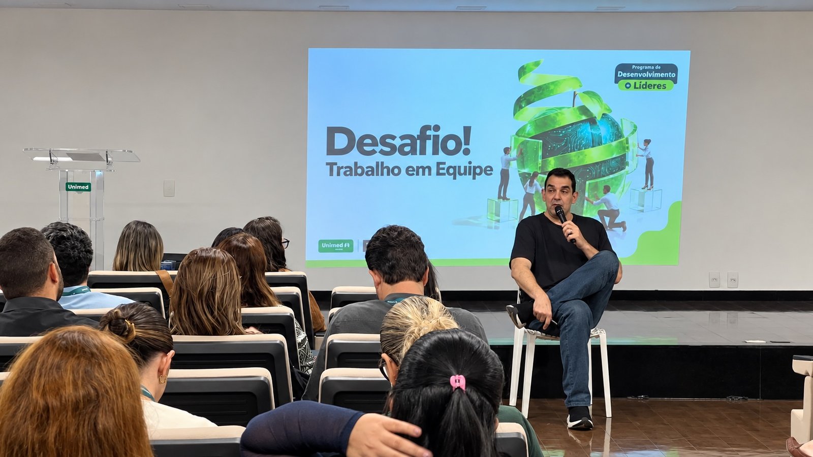 Victor Mirshawka Jr. conduzindo uma atividade com participantes no Programa de Desenvolvimento de Líderes da Unimed